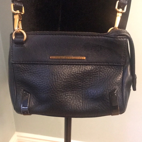 Marc By Marc Jacobs Handbags - Marc Jacobs 100% leather crossbody purse